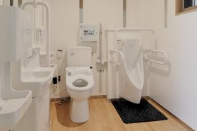 　　　　トイレ　　　　　　　　　　　　　　　ユニバーサルデザインのまちづくり推進条例に基づいて、バリアフリーで車いすでも使いやすくなっています。